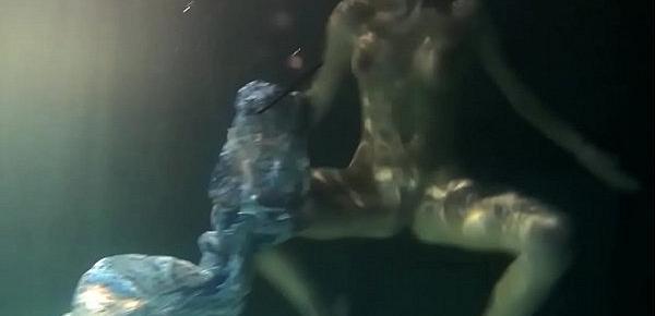  Big bouncing tits underwater in the pool